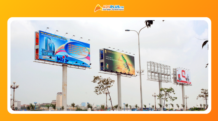 In quảng cáo giúp doanh nghiệp tăng nhận diện thương hiệu, tạo điểm chạm thực tế và hỗ trợ chiến lược marketing tích hợp online offline.