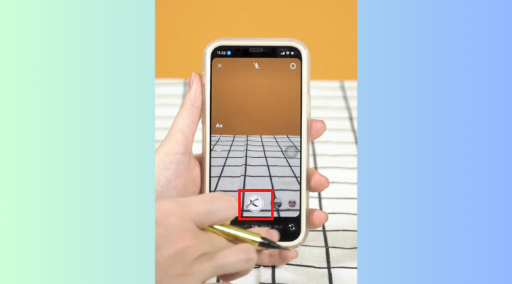 Vào phần Tin của Instagram và đánh dấu bằng bút lông vào màn hình điện thoại tại vị trí nút chụp ảnh.