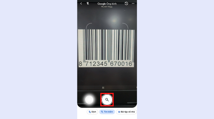 Sau đó bạn đưa mã vào khung máy ảnh và nhấn biểu tượng kính lúp để tìm kiếm thông tin (mã vạch chỉ mang tính chất minh họa)