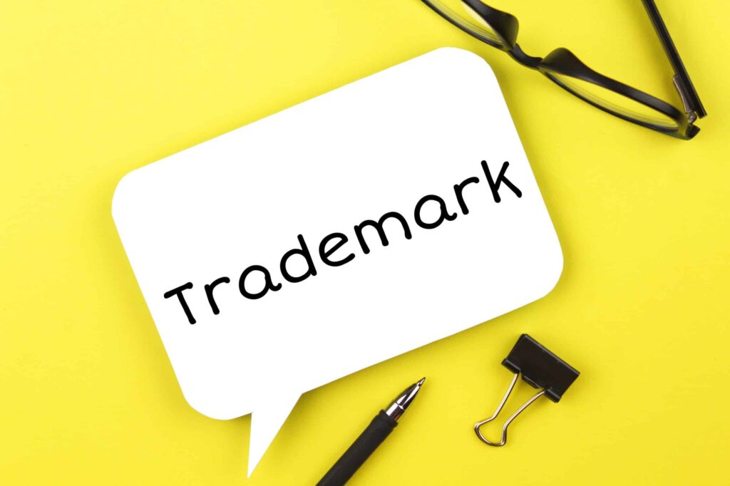 Minh họa lợi ích của việc đăng ký trademark là gì: bảo vệ pháp lý, ngăn sao chép, tăng giá trị thương hiệu và hỗ trợ gọi vốn.