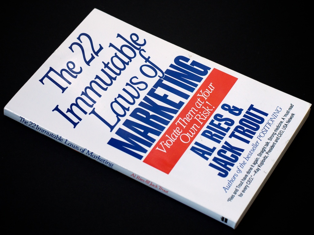 Книга 22. 22 Immutable Laws of marketing. The 22 immutable Laws of Branding by al RIES and Laura RIES. Al RIES Jack Trout - the 22 immutable Laws of marketing viol Amazon. Immutable Cover.